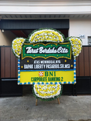 Papan Bunga Duka di Sumber